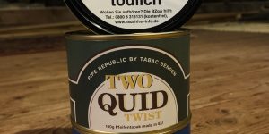 Ein Stapel aus je einer Dose One Quid, Two Quid und und Three Quid von Pipe Republic.